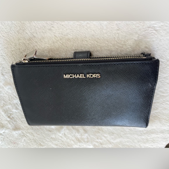 Michael Kors Wallet GUC - Picture 2 of 9